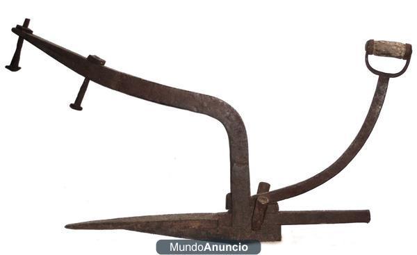 ARADO ANTIGUO DE HIERRO Y MADERA