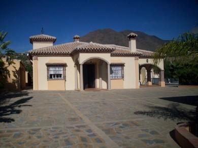 Chalet con 3 dormitorios se vende en Estepona, Costa del Sol