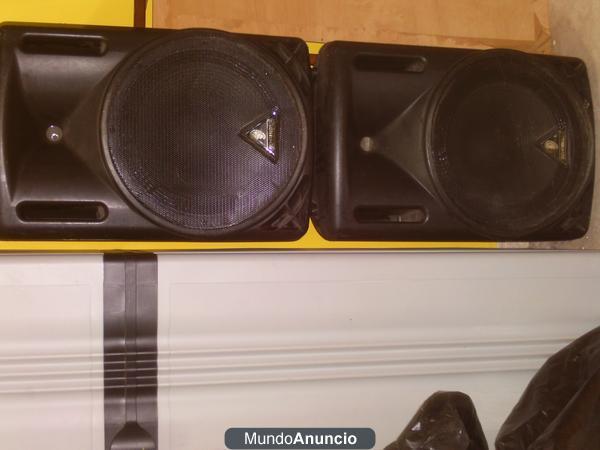 Altavoces behringer 400w autoamplificados 200€