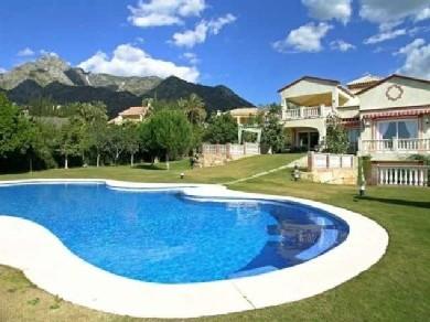 Chalet con 5 dormitorios se vende en Marbella, Costa del Sol