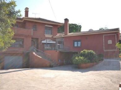 Chalet con 5 dormitorios se vende en Alhaurin de la Torre