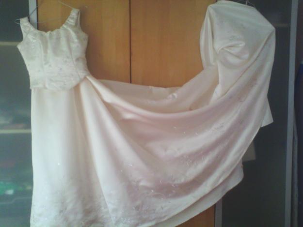 vestido de novia y 300 unidad de ropa