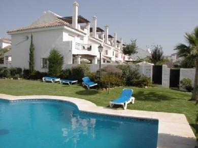 Adosado con 4 dormitorios se vende en Marbella, Costa del Sol