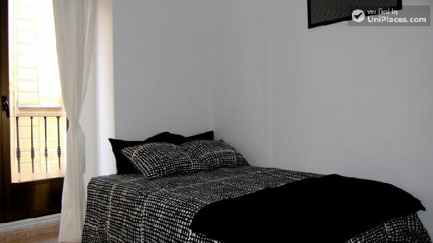 Rooms available - Elegant 3-Bedroom apartment in quaint La Latina