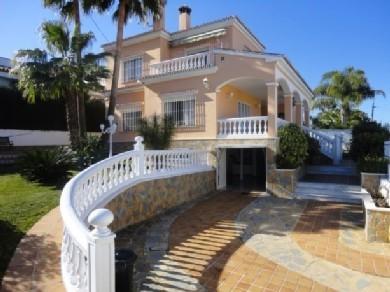 Chalet con 4 dormitorios se vende en Alhaurin de la Torre