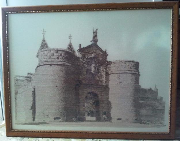 La puerta de Bisagra de Toledo en punto de cruz