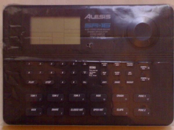 Caja de ritmos ALESIS sr 16