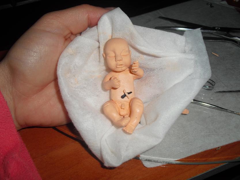 Mini Escultura de bebe realista.