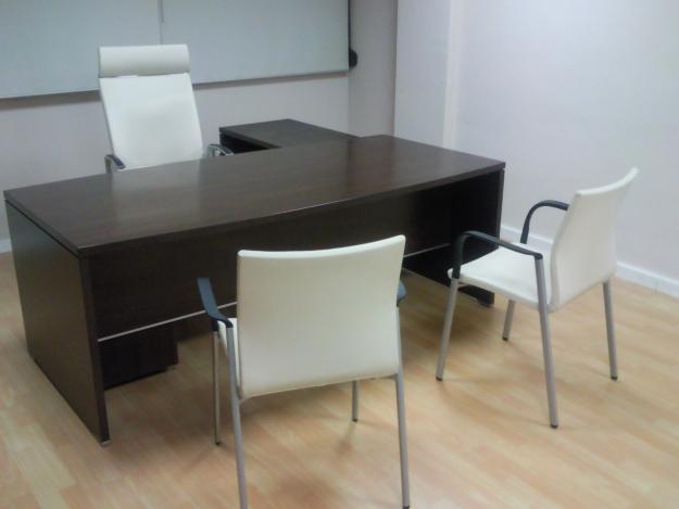 Vendo mesa direccion, mesa reuniones y estanterias