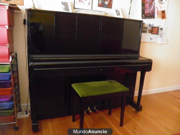 PIANO PETROF