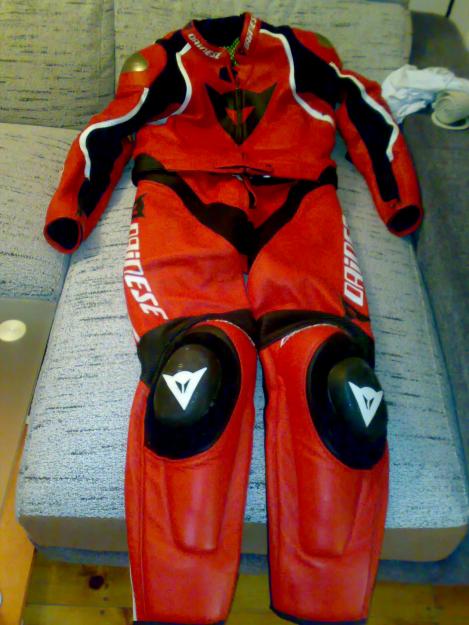 Traje para moto daineise laguna seca, casco para moto agv y botas sidi