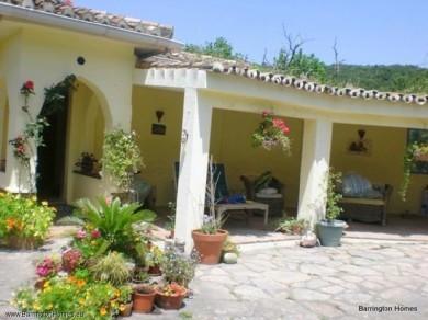 Chalet con 5 dormitorios se vende en Casares Costa, Costa del Sol