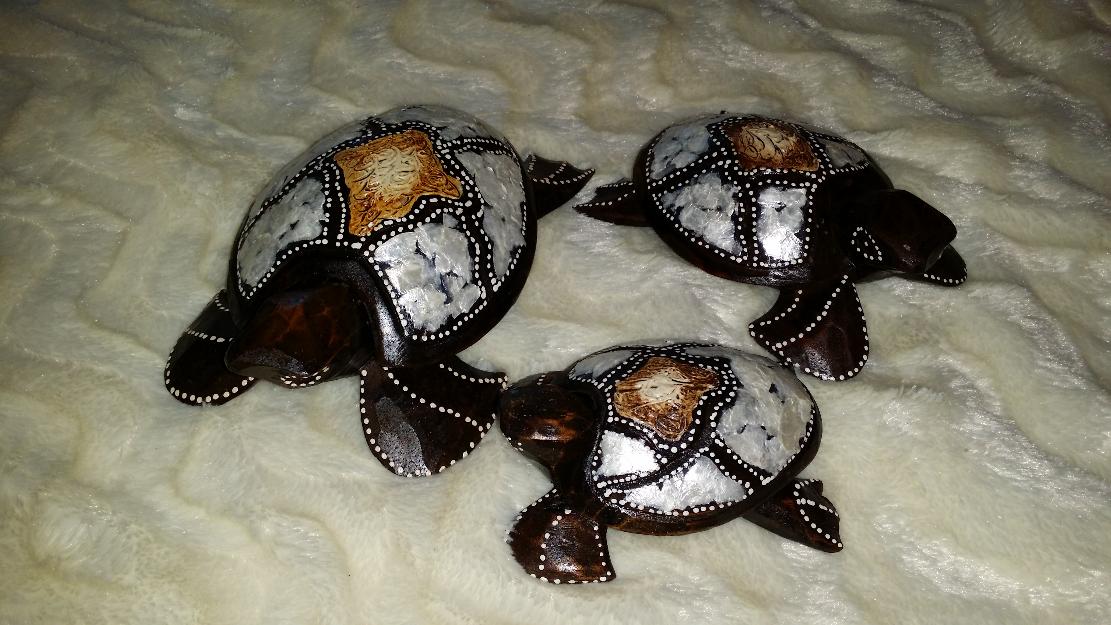 Set de tres tortugas de madera con nacar incrustado
