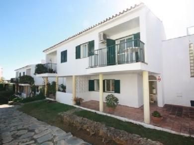 Adosado con 3 dormitorios se vende en Benahavis, Costa del Sol