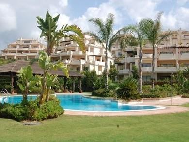 Apartamento con 2 dormitorios se vende en Benahavis, Costa del Sol