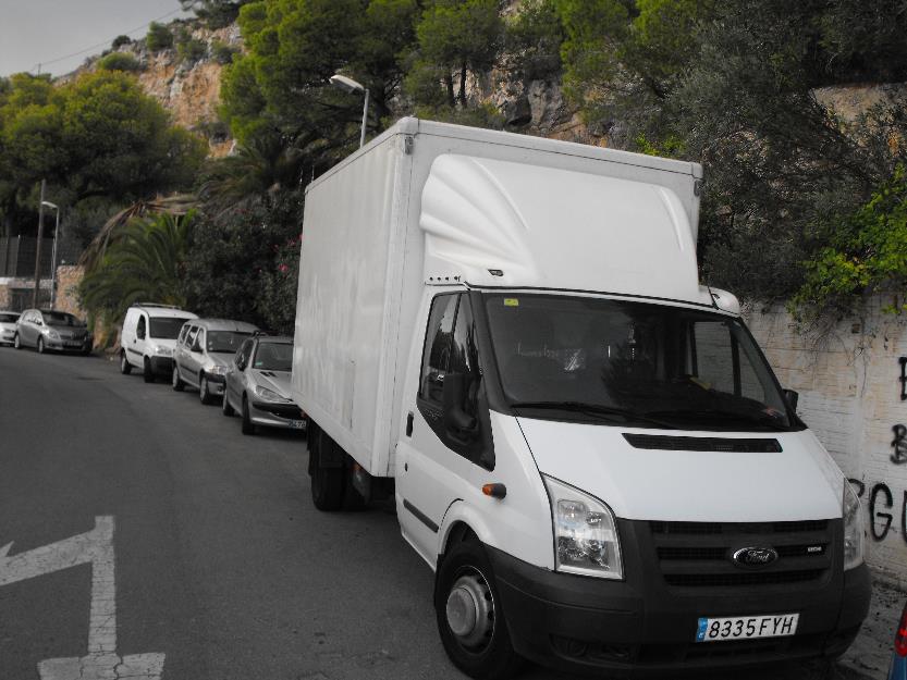 furgoneta carrozada con caja de camion cerrada