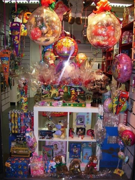 Se vende tienda de juguetes, regalos y articulos de fiesta