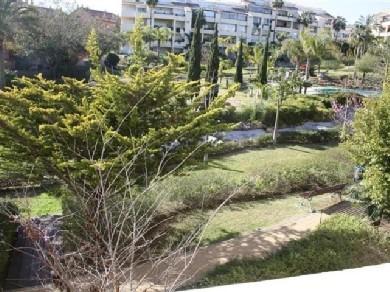 Apartamento con 2 dormitorios se vende en Marbella, Costa del Sol