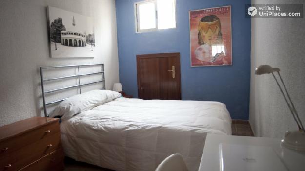 Rooms available - Cosy 1-bedroom apartment in student-heavy Argüelles