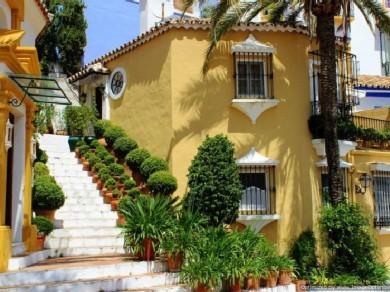 Adosado con 3 dormitorios se vende en Marbella, Costa del Sol