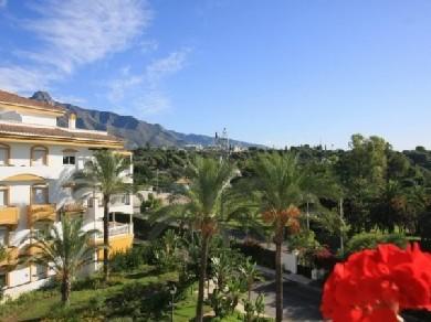 Apartamento con 2 dormitorios se vende en Marbella, Costa del Sol