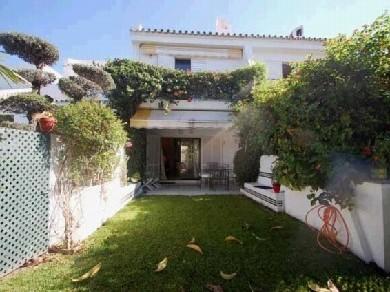 Adosado con 2 dormitorios se vende en Marbella, Costa del Sol