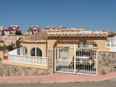 Chalet con 3 dormitorios se vende en Villamartin, Costa Blanca