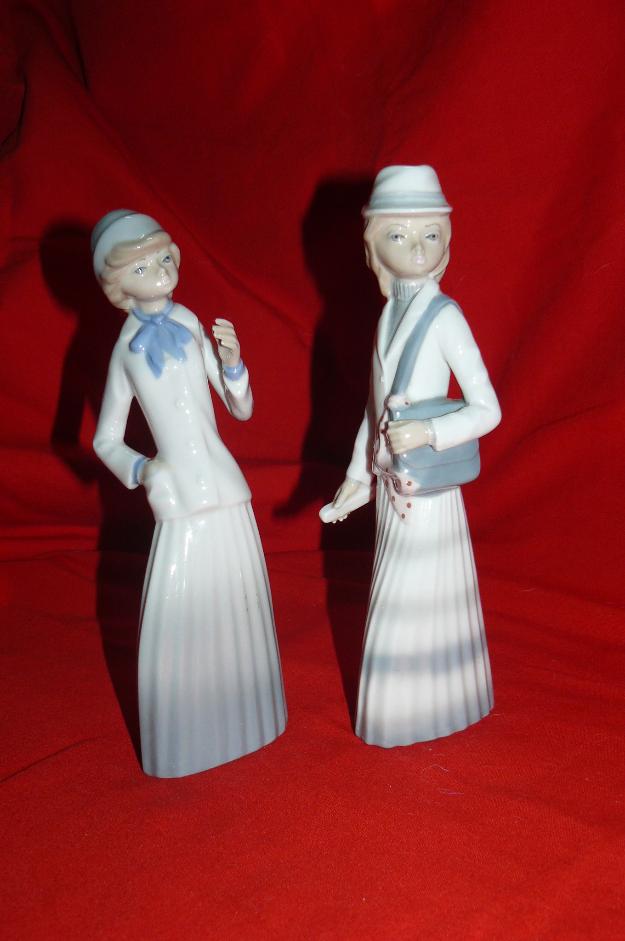 Dos figuras femeninas de Porcelana CASADES