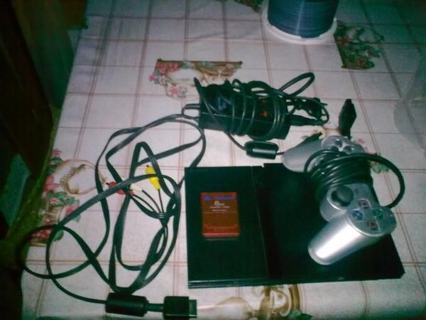 play station 2 con accesorios y tarrina de juegos