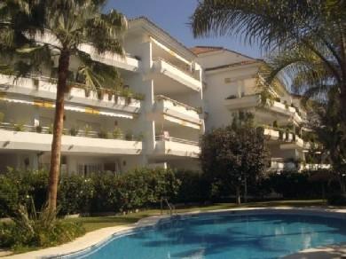 Apartamento con 3 dormitorios se vende en Marbella, Costa del Sol