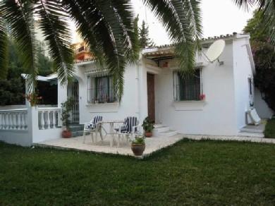 Chalet con 2 dormitorios se vende en Marbella, Costa del Sol
