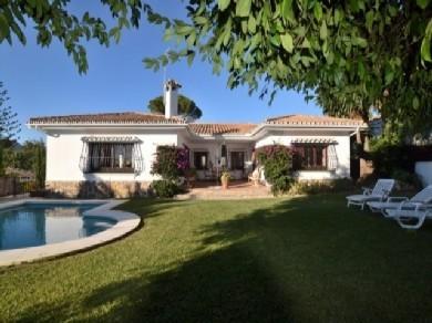 Chalet con 3 dormitorios se vende en Marbella, Costa del Sol