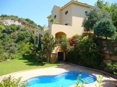 Chalet con 3 dormitorios se vende en Marbella, Costa del Sol