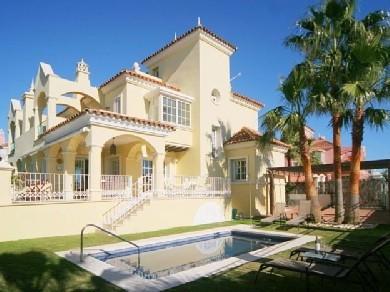 Chalet con 5 dormitorios se vende en Marbella, Costa del Sol