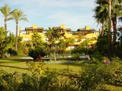 Adosado con 4 dormitorios se vende en Marbella, Costa del Sol