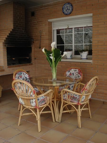 JUEGO DE MESA Y SILLAS DE MIMBRE
