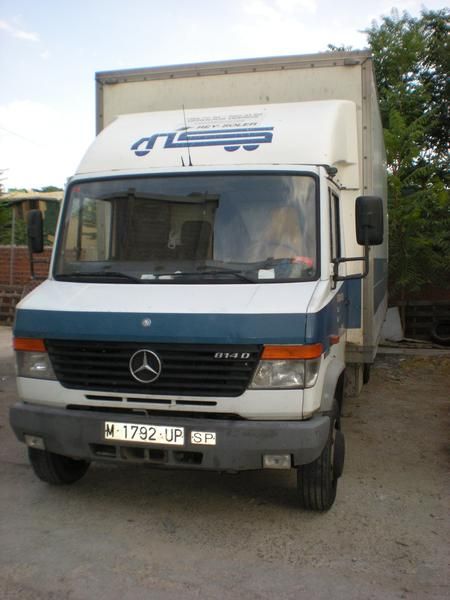 Camion MERCEDES 814, 252.000 kMS, cerrado tipo furgon. con trampilla DHOLLANDIA.. largo