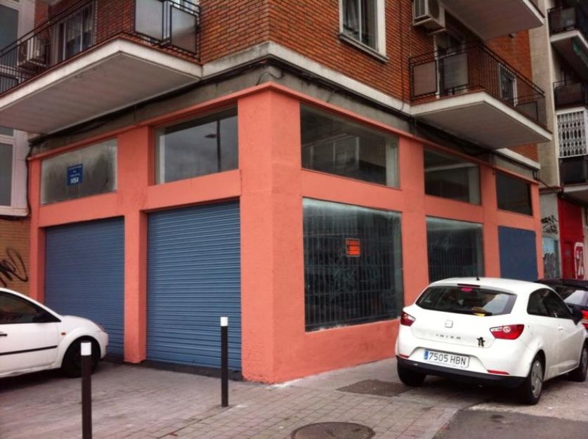 Precioso local de esquina con 2 escaparates, recién reformado interior y exteriormente