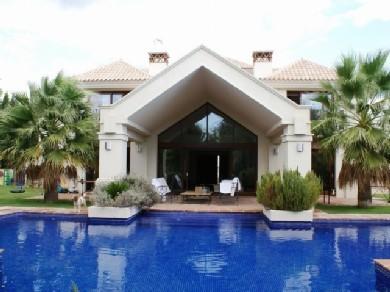 Chalet con 4 dormitorios se vende en Marbella, Costa del Sol