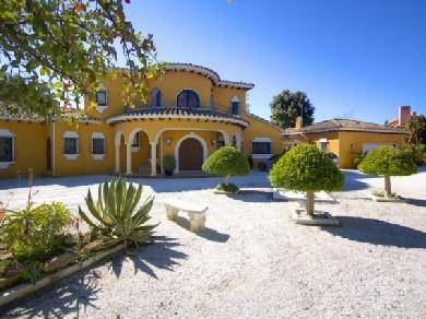 Chalet con 4 dormitorios se vende en Marbella, Costa del Sol