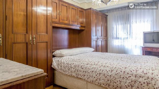 Rooms available - Fancy 3-bedroom apartment in Rascanya