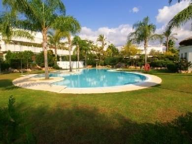 Apartamento con 3 dormitorios se vende en Marbella, Costa del Sol