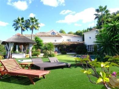 Chalet con 6 dormitorios se vende en Marbella, Costa del Sol