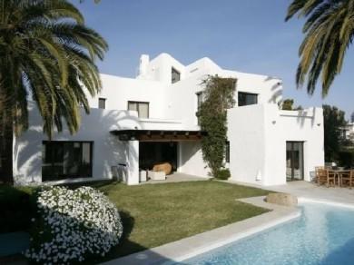 Chalet con 5 dormitorios se vende en Marbella, Costa del Sol