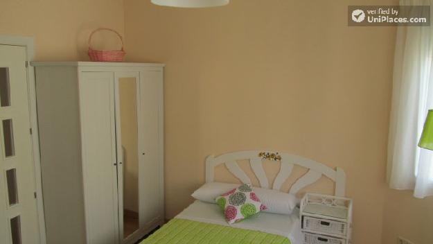 Rooms available - New 5-bedroom apartment in lively Argüelles