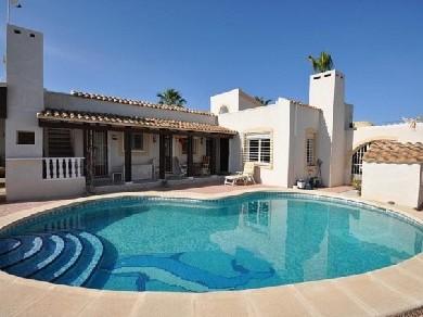 Chalet con 3 dormitorios se vende en Villamartin, Costa Blanca