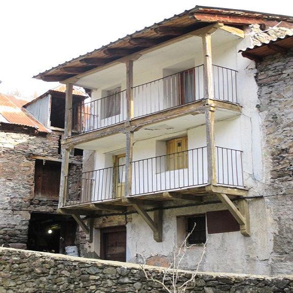 Casa de pueblo tradicional en zona de plan pirineo de huesca