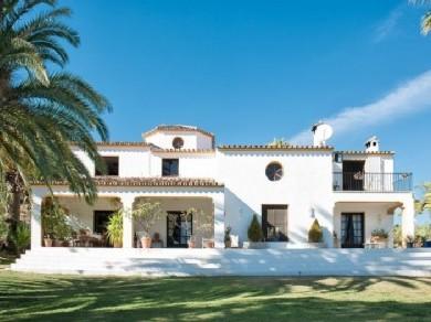 Chalet con 4 dormitorios se vende en Marbella, Costa del Sol