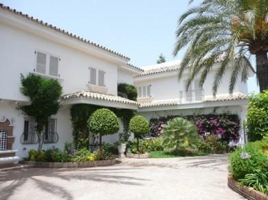 Chalet con 5 dormitorios se vende en Estepona, Costa del Sol