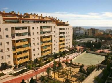 Apartamento con 3 dormitorios se vende en Marbella, Costa del Sol